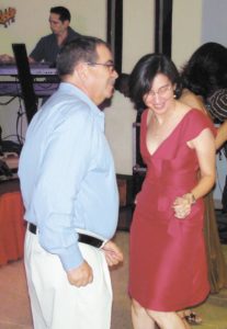 Convivio navideño de 2009 entre la Policía Nacional y el Ejército de Nicaragua. Aminta Granera baila con el general Omar Halleslevens, entonces jefe del cuerpo castrense y ahora vicepresidente de la República.