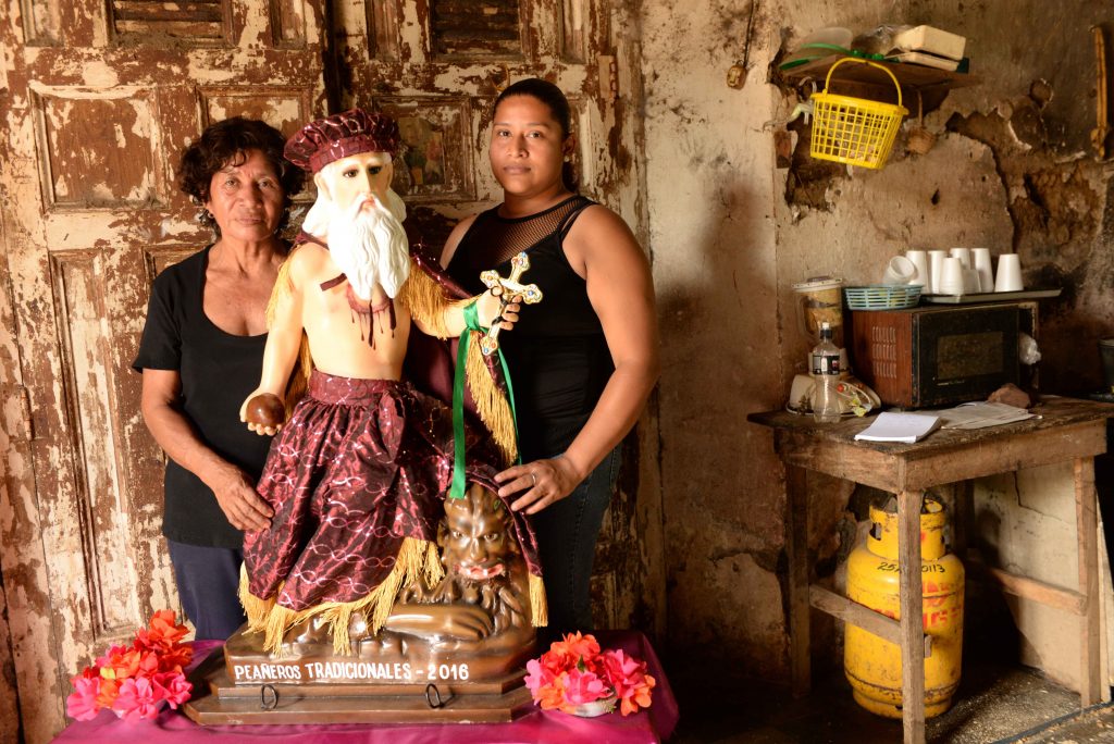 Doña Gloria Flores, de 65 años, madre de Javier Gaitán, y Raity Flores, de 29, su viuda. Esta es la réplica de San Jerónimo que Javier dio a elaborar y que nunca pudo ver. La imagen lo acompañó durante la vela y luego al cementerio, “bailando” por las calles de Masaya.