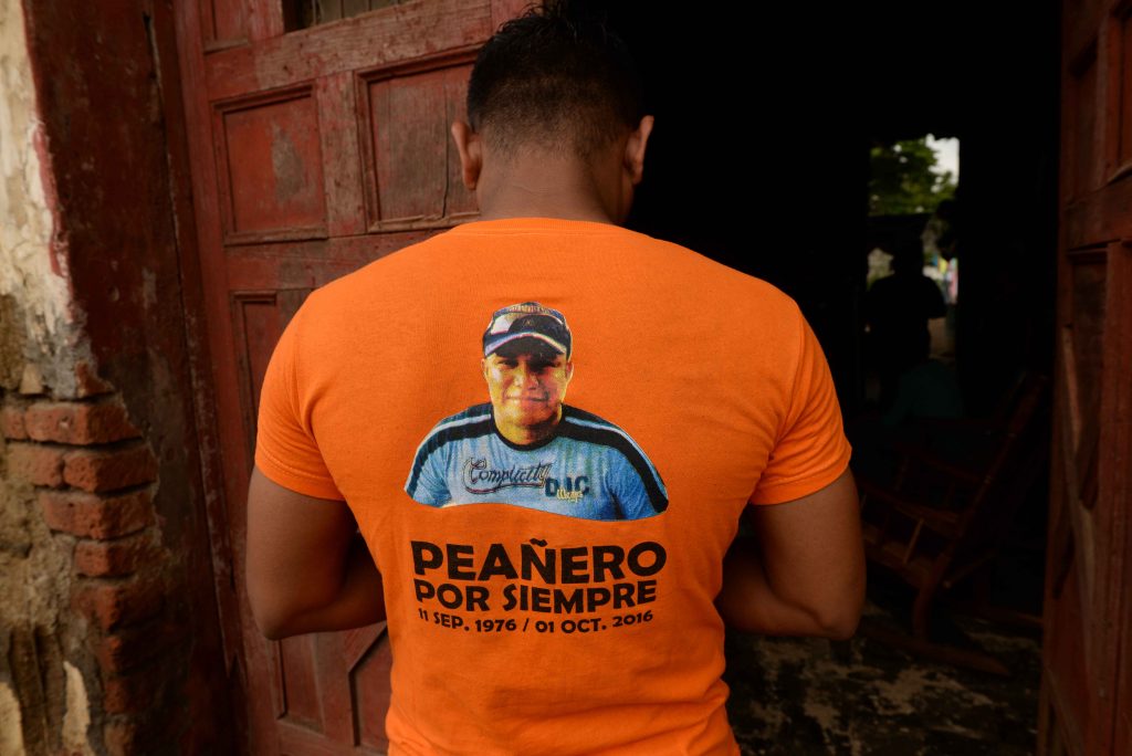 Gerald Pérez, miembro de los “Peañeros Tradicionales” con la camisa que rinde honor a su hermano Javier Gaitán, quien fue líder de ese grupo de cargadores y murió a los 40 años de edad.