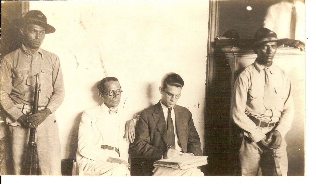 Oliverio Castañeda (a la derecha) durante su proceso judicial, en 1933.