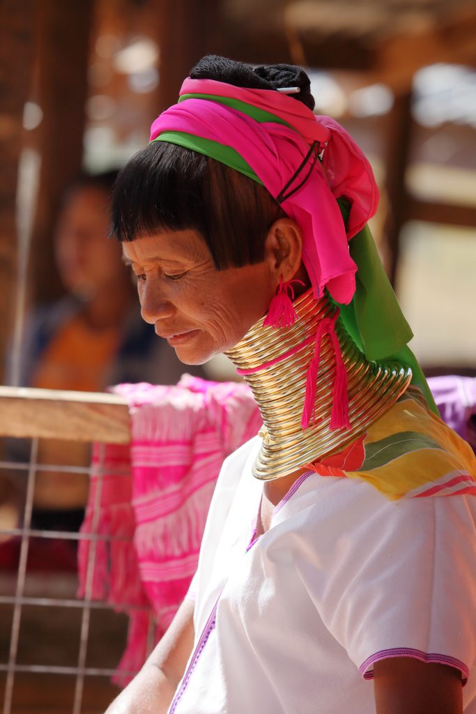Mujer Padaung o "cuello de jirafa".