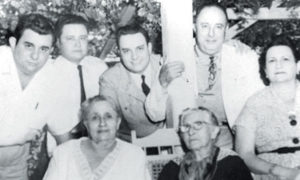 Los Somoza posan en la casa hacienda El Porvenir