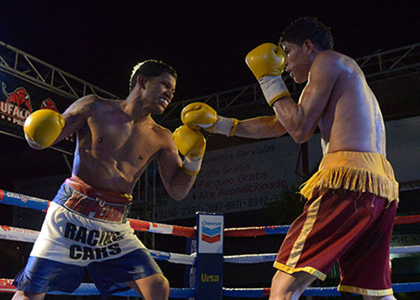 David "El Terry" Acevedo, (izq)en pleno combate contra el leones Nelson Altamirano. Foto LA PRENSA/Manuel Esquivel