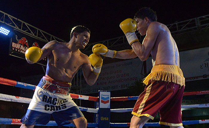 David "El Terry" Acevedo, (izq)en pleno combate contra el leones Nelson Altamirano. Foto LA PRENSA/Manuel Esquivel