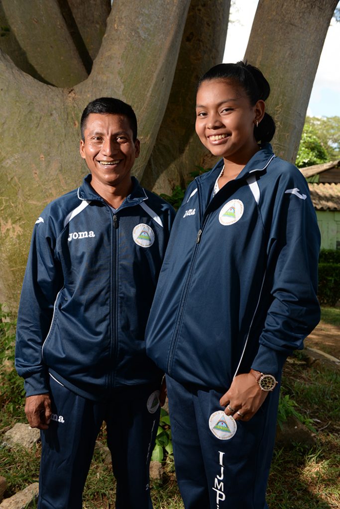 Ana Dixon y Félix Bucardo, participaron en I Juegos Mundiales Indegenas en Brasil, Posan en IND.Foto Uriel Molina/LA PRENSA