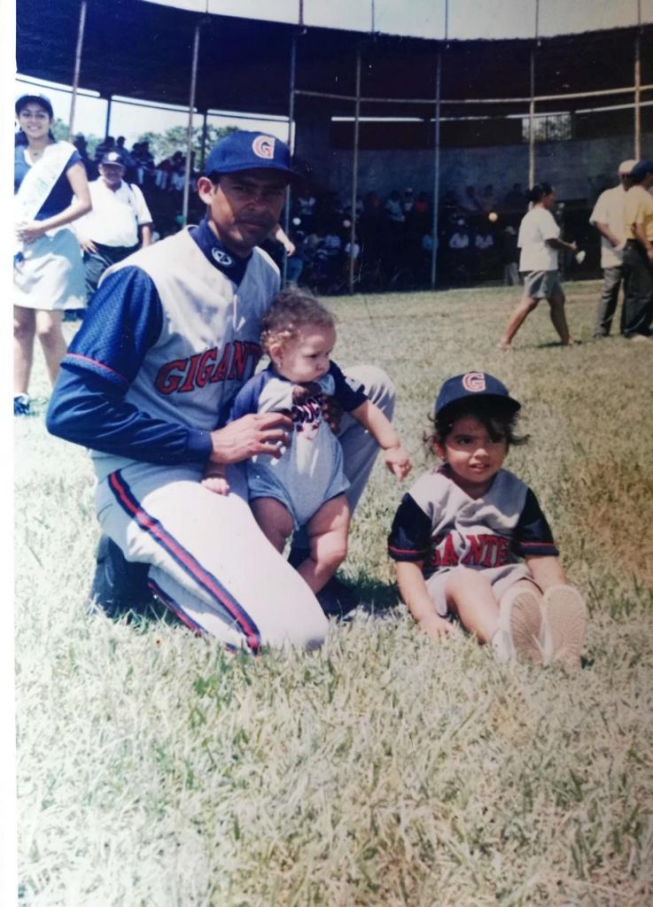 Eddy Talavera con sus hijas, en 2001. Actualmente la menor tiene 16 años y la mayor, 18.