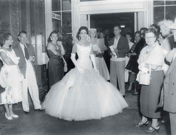 Rosa Argentina Lacayo, con el traje con el que fue coronada Miss Nicaragua 1955. Rosa Argentina Lacayo. en la foto oficial como Miss Nicaragua 1955. Certamen de belleza. Miss Universo 1955