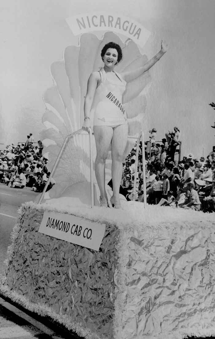 Rosa Argentina Lacayo. en la foto oficial como Miss Nicaragua 1955. Certamen de belleza. Miss Universo 1955