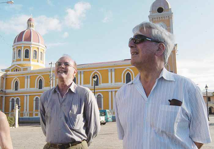 Mario Vargas Llosa, escritor peruano, durante su paseo por la ciudad de Granada y las isletas, el 2 de enero, 2006. GERMAN MIRANDA/LA PRENSA