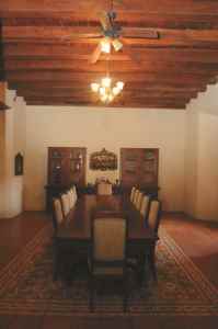 Un comedor para doce personas con armarios para la platería ocupan un salón entero de la casa, aunque los desayunos suelen tomarse en un comedor pequeño situado en un corredor adjunto, para disfrutar el fresco del patio interior.