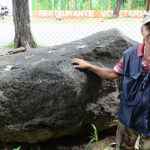 Gigantesca y única, esta piedra podría ser un vestigio del aluvión de 1876, Juan José Lagos (en la foto).