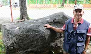Gigantesca y única, esta piedra podría ser un vestigio del aluvión de 1876, Juan José Lagos (en la foto).