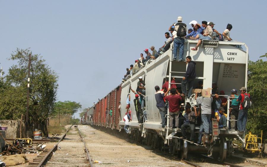 Los inmigrantes deben caminar 275 kilómetros desde la frontera con Guatemala hasta Arriaga, México, para tomar el primer tren.