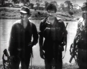 Vestido de guerrillero, en los campamentos de la Contra.