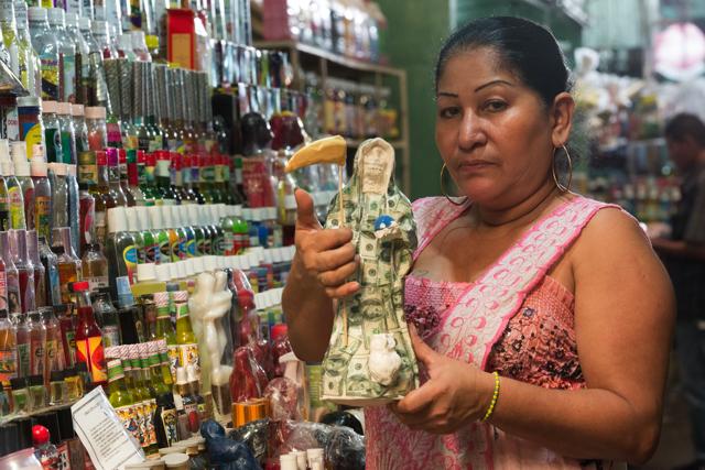 Martha Arróliga es una comerciante del galerón de esoterismo del mercado Oriental de Managua. Foto Uriel Molina