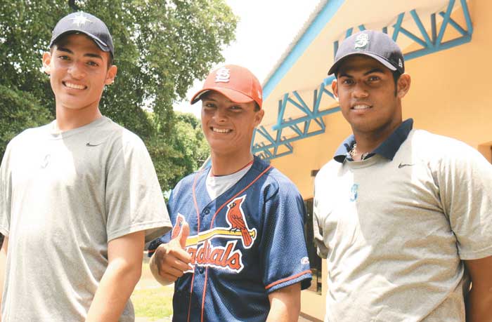 Kevin Gadea, Ronald Medrano y Héctor Hidalgo son los tres prospectos firmados
