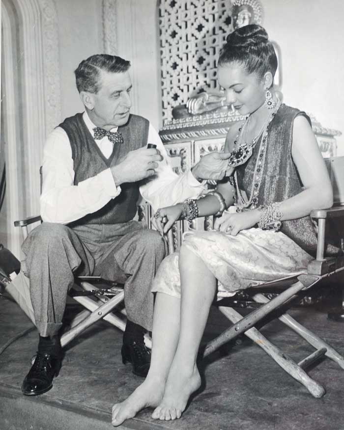 Aquí Lillian Molieri se prepara para su actuación en Anna and the King of Siam (1946), de 20th Century Fo