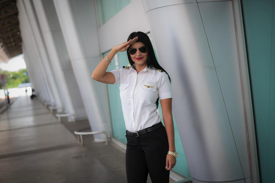 Anielka Espino, de 26 años, es alumna de la escuela de aviación Golden Wings Nicaragua, está acumulando horas de vuelo para alcanzar su primer licencia. Foto Oscar Navarrete.