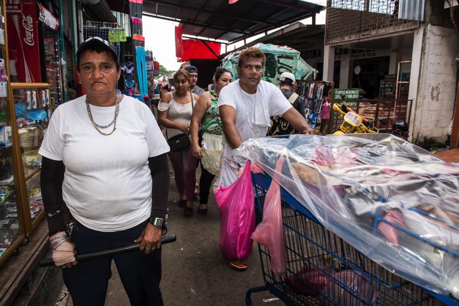 Marisol Castillo Delgado, es parte del cuerpo de seguridad Águilas Negras, que patrulla el Mercado Oriental. Foto Oscar Navarrete.