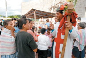 Algunos peregrinos se acercan para oír a Naciero de Yavé, un hombre que asegura estar consagrado a Dios y recorrer Nicaragua con su cruz a cuestas por mandato divino. 