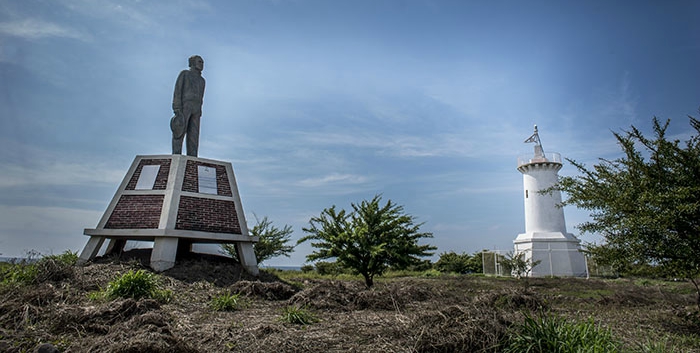 La estatua de Rubén Darío mira en dirección de Corinto, desde donde a veces llegan turistas curiosos o excursiones de estudiantes a conocer la isla que fue su inspiración. Foto Oscar Navarrete.