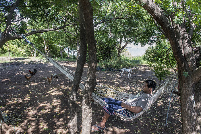 Gerson Rojas dice vivir tranquilo en la isla, aunque a veces extraña las visitas de turistas. Foto Oscar Navarrete.