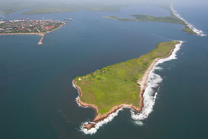 Vista aérea de El Cardón. La isla está rodeada de una pared rocosa de unos cinco metros, al oeste hay un boquete de playa que ha sido balneario de varias generaciones de corinteños. Foto Cortesía Alcaldía de Corinto, tomada por la EPN.