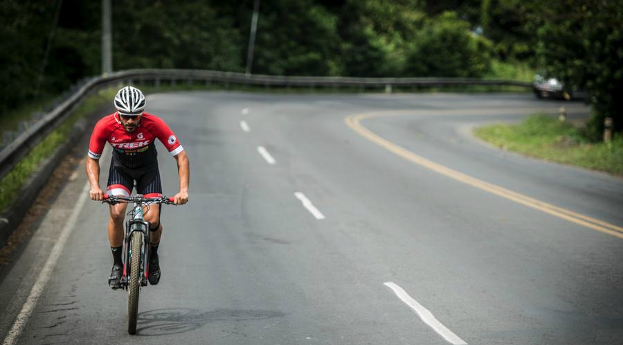 Ahora Jorge Rocha, de 29 años, es un preparador físico certificado, ciclista de montaña por pasión y ha representado al país en tres triatlones.
