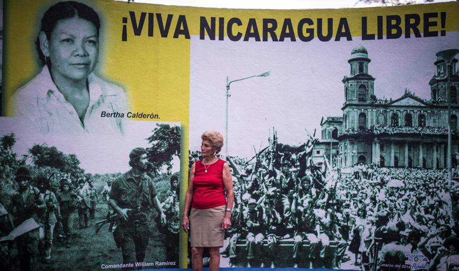 Cada vez que Sonia María ve este mural frente al estadio de beisbol Stanley Cayasso se impresiona. “Yo no sé por qué le hicieron eso a ella”, alcanza a decir. Foto Oscar Navarrete.