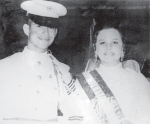 1971 como cadete aparece con Yolanda Fernández, hija de general Fernández. 