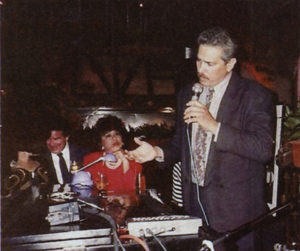 El músico nicaragüense Adán Torres durante una presentación en Los Ángeles.  