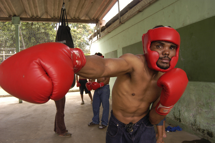 Adolfo Méndez, da una demostración de boxeo a los reclusos de la cárcel de Chinandega.