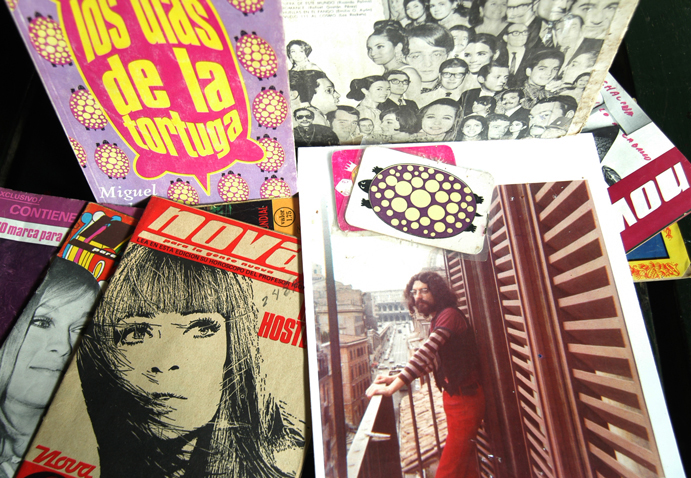 Un collage de la tarjeta de La Tortuga Morada, de la contraportada del disco de Los Rockets