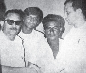 Carlos García saluda al rival derrotado Gustavo Fernández en las elecciones de Feniba en 1970, después de nueve años sin estar a la cabeza.