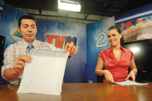 Alfonso Flores y Lilia Piccinini en el estudio de TV Noticias, Canal 2.