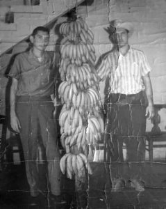 Piero Coen Montealegre (izquierda), en el Club Social de Chinandega cuando tenía unos 20 años.