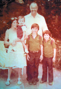 Anastasio Somoza Debayle con los hijos de Piero Coen Montealegre: Nella, Renzo, en brazos, Piero y Paolo.